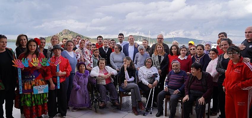 ayvalik-belediyesi-dunya-engelliler-gunu-kapsaminda-kentteki-engelli-vatandaslar-ve-aileleriyle-bulusma-duzenledi.jpg