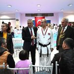 baskan-topaloglu-milli-karatecilerle-bir-araya-geldi.jpg