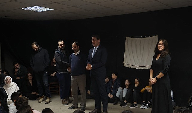 burhaniye-belediyesi-kent-tiyatrosu-bbkt-24-yasini-kutladi.jpg