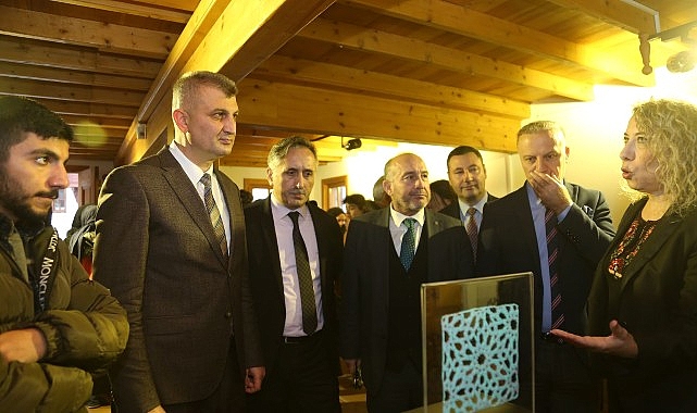 doc-dr-mine-canin-kisisel-sergisi-yali-evlerinde-acildi.jpg