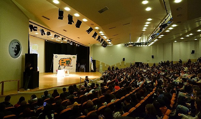 ege-mizah-fest-birbirinden-unlu-isimleri-agirladi.jpg