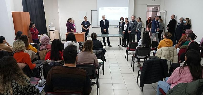 ege-universitesinde-turkiyenin-dort-bir-yanindan-hemsire-ve-teknikerlere-egitim-veriliyor.jpg