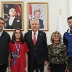 egeli-genc-yuzucu-azra-kayra-ogmenden-onemli-basari.jpg
