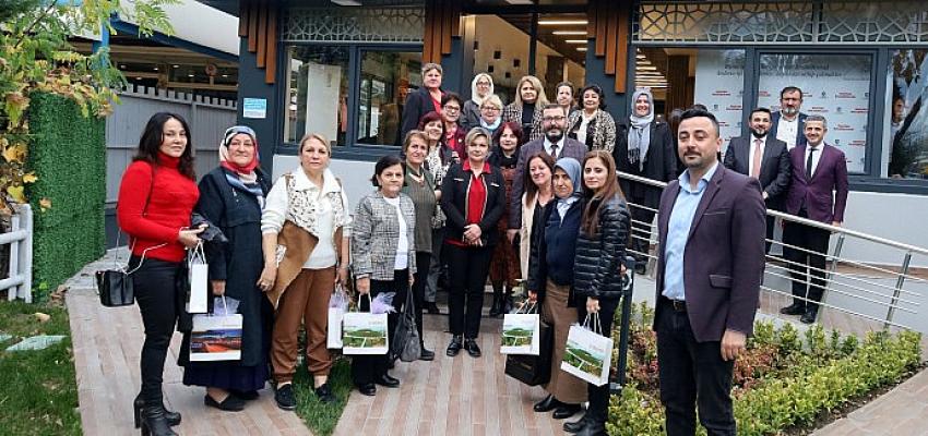 kocaeli-buyuksehir-onemli-gunde-kadin-muhtarlari-unutmadi.jpg