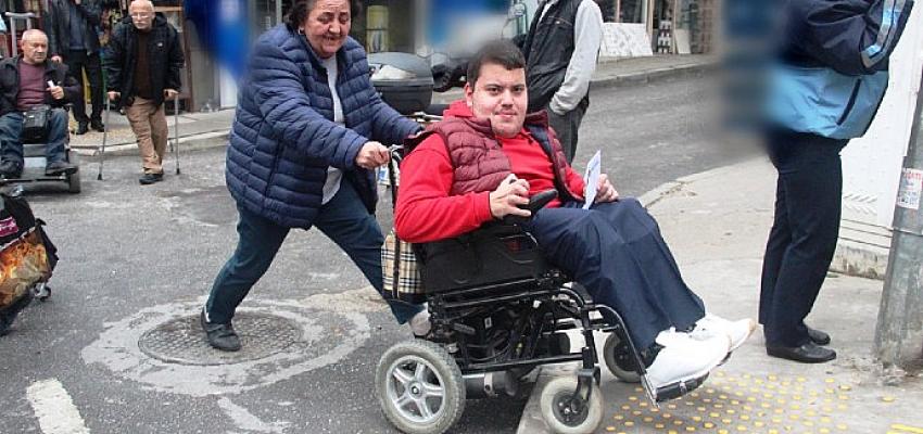konakta-engelsiz-yol-icin-yuruduler.jpg