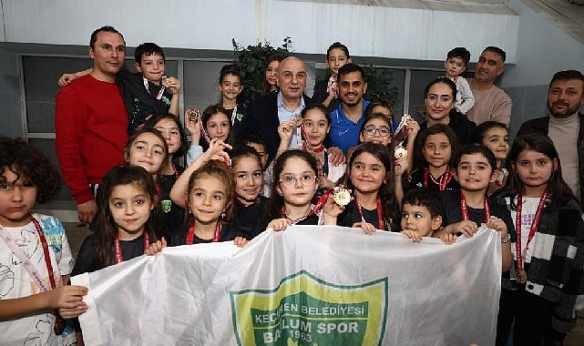 minikler-ataturk-icin-yuzduler.jpg