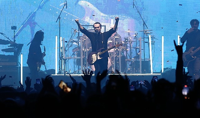 mor-ve-otesi-hafizalardan-silinmeyecek-yilbasi-konserini-dort-bin-kisiyle-zorlu-psmde-gerceklestirdi.jpg