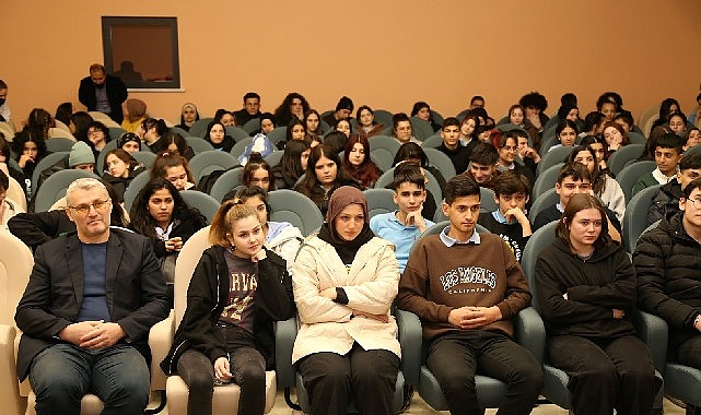 ogrenciler-sehir-tiyatrosu-oyunculariyla-bulustu.jpg