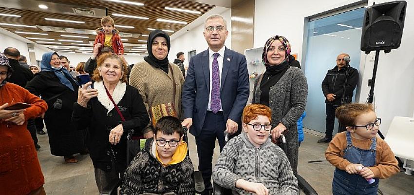 tebessum-kahvesinin-down-sendromlu-gencleri-90lar-dans-gosterisi-ile-herkesi-buyuledi.jpg