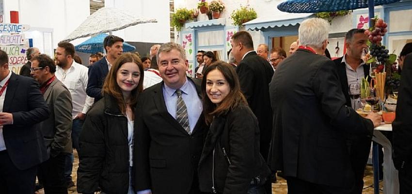 travel-turkeyde-cesme-farkicesme-yine-fuarin-gozdesi-oldu.jpg