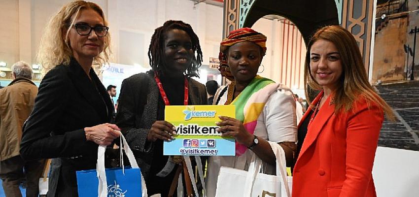 ugandanin-ankara-buyukelcisi-kemer-standinda.jpg