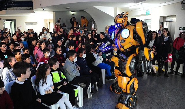 gelecegin-mucitlerine-robot-show.jpg