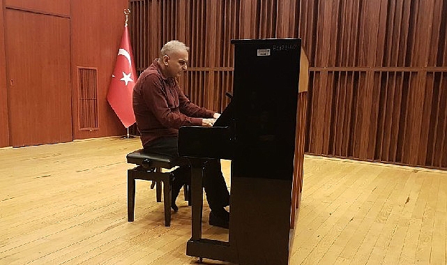 piyanist-kamil-sokmen-egede-kulaklarin-pasini-sildi.jpg