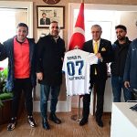 baskan-topalogluna-forma-hediyesi.jpg