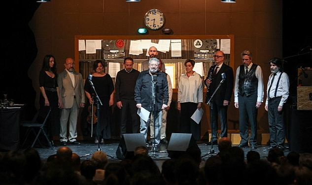 is-sanat-sahnesinden-depremzedelere-saygi-durusu.jpg