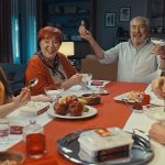erdal-ozyagcilar-ailesiyle-birlikte-ilk-kez-reklam-filminde.jpg