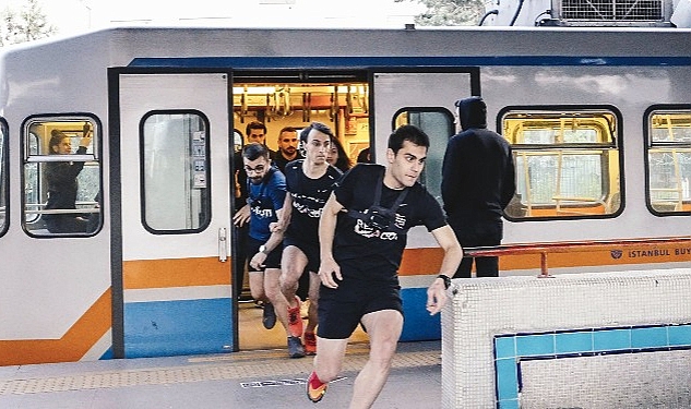 istanbul-metrosunda-nefes-kesen-yaris.jpg