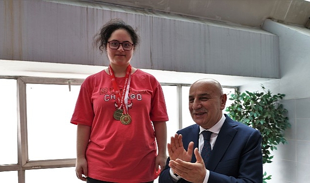 ozel-sporcular-madalyalarini-altinoktan-aldi.jpg