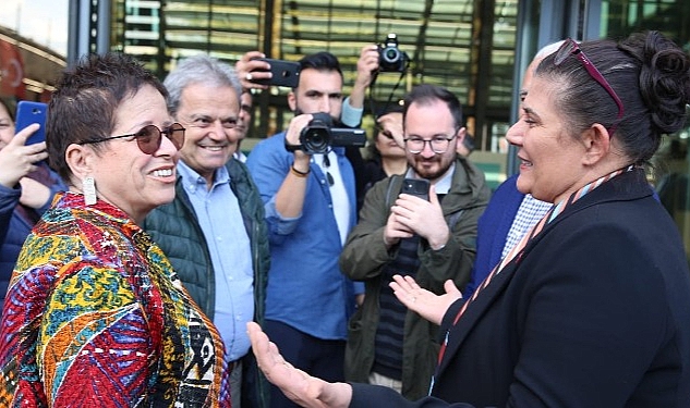 ressam-abacioglu-caz-dolu-resimlerle-aydin-buyuksehir-belediyesi-tekstil-park-sanat-galerisinde.jpg