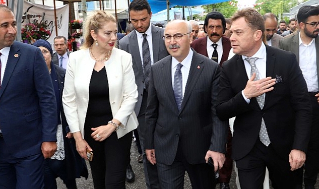 24-uluslararasi-bayindir-cicek-festivali-yagmur-bereketi-ile-kapilarini-acti.jpg