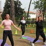 anne-ve-cocuklar-zeytinparkta-spor-yapti.jpg