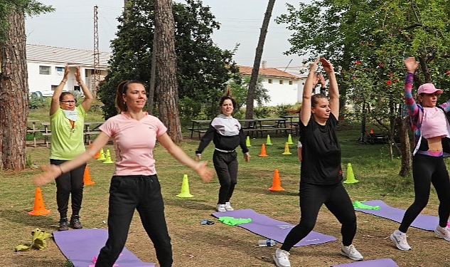 anne-ve-cocuklar-zeytinparkta-spor-yapti.jpg