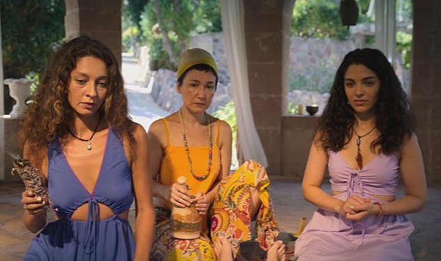 asli-enver-ve-mehmet-gunsurun-basrollerinde-yer-aldigi-disneyin-yeni-orijinal-dizisi-arayistan-ilk-tanitim-yayinlandi.jpg