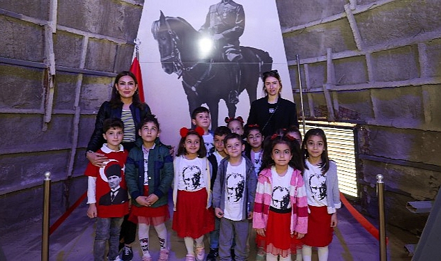 ataturk-maskindaki-sergiye-miniklerden-ziyaret.jpg