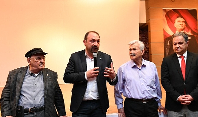 komunist-osman-ciglide-seyirci-ile-bulustu.jpg