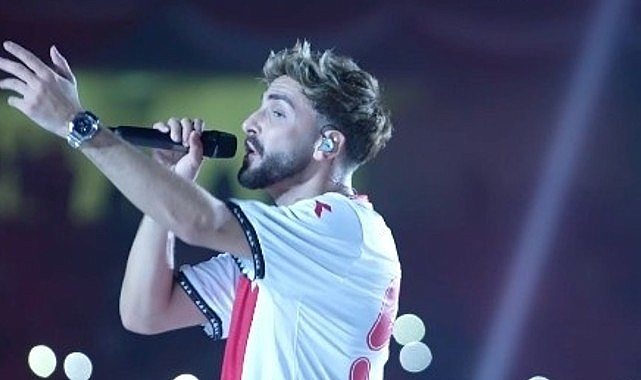 sefo-samsunspor-sampiyonluk-kutlamalarinda-taraftarlarin-sevgi-seline-ugradi.jpg