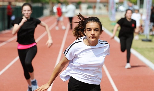 semra-aksu-atletizm-pistinde-bayram-coskusu.jpg