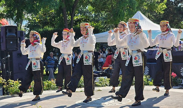 13-bahar-senligi-kavakli-sahili-amfide-basladi.jpg