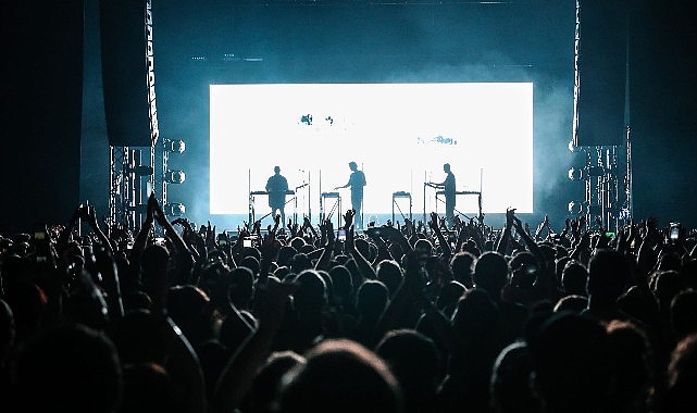 elektronik-muzigin-efsane-grubu-moderat-psm-loves-summer-by-%100-muzik-kapsaminda-muzikseverlerle-bulustu.jpg