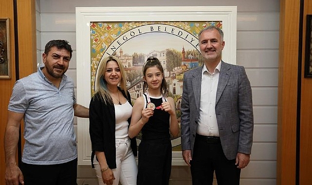 inegol-belediye-baskani-taban-sampiyon-afrayi-agirladi.jpg