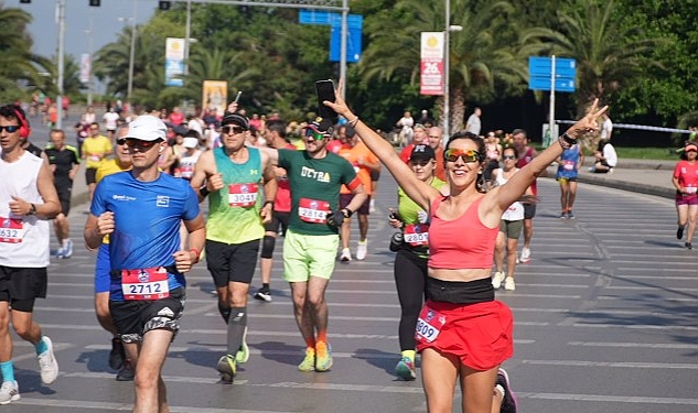 kadikoy-cadde-10k-21k-kosu-ve-paten-yarislari-tamamlandi.jpg