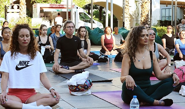 karsiyakada-en-uzun-gune-yoga-ile-basladilar.jpg
