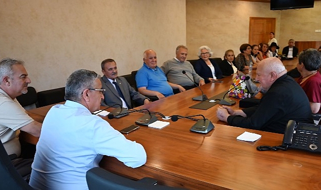 kemer-belediyesi-gonullu-halk-korosundan-baskan-topalogluna-tesekkur-ziyareti.jpg
