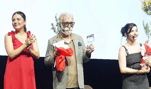 2-gemlik-film-festivalinin-acilisini-cezmi-baskin-ve-gonca-vuslateri-yapti.jpg