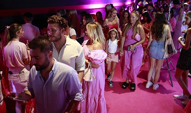 barbie-pembe-dunyasinin-kapilarini-gorkemli-bir-gala-ile-acti.jpg