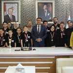 kazandiklari-kupayi-il-milli-egitim-mudurlugune-hediye-ettiler.jpg