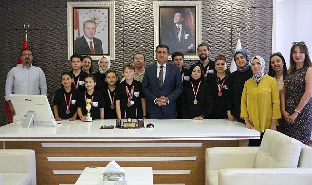 kazandiklari-kupayi-il-milli-egitim-mudurlugune-hediye-ettiler.jpg