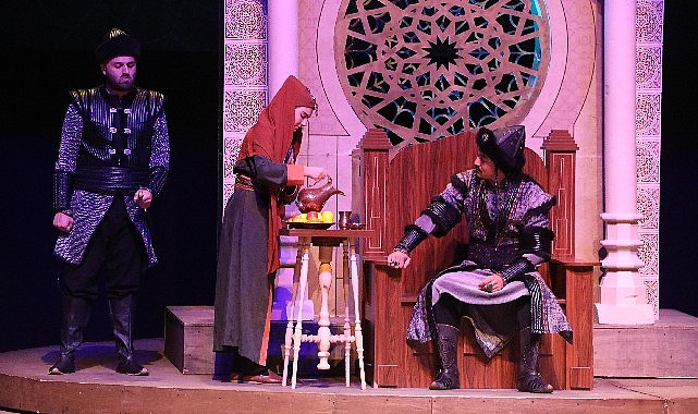 konya-sehir-tiyatrosu-nizamulmulk-oyununu-15-temmuza-ozel-sahneledi.jpg