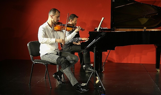 memde-suna-kan-anisina-konser.jpg