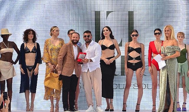 turk-tasarimcilar-fashion-and-music-show-da-bulustu.jpg