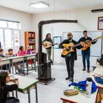cocuklarin-ve-genclerin-hayatinda-muzikle-fark-yaratiyor-onur-kahvecioglu.jpg