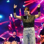 ebru-yasardan-buyuleyici-sahne-performansi-hastaliga-inat.jpg