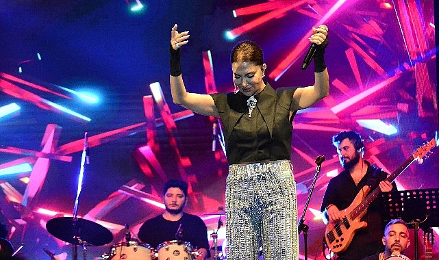 ebru-yasardan-buyuleyici-sahne-performansi-hastaliga-inat.jpg