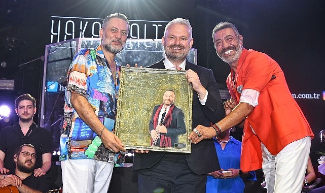 menemende-hakan-altun-ve-husnu-senlendiriciden-zafer-konseri.jpg