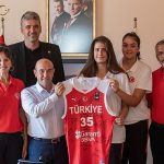 milli-takim-oyuncularindan-baskan-soyere-kupa-sozu.jpg