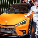 hadise-londrada-lexusun-sanatsal-otoparkinda-lbx-cool-ile-tanisti.jpg